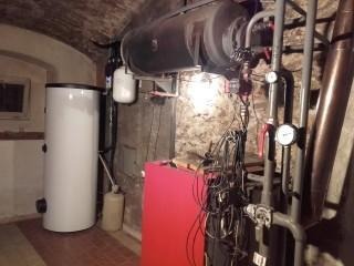 Technické zařízení v suterénu. Kotel na tuhá paliva a solární systém