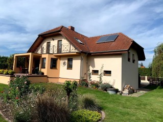 Kolektory na střeše domu