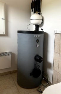 Bojler v technické místnosti