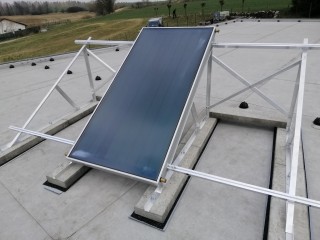 První solární kolektor na místě!
