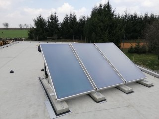 Hotovo, solární kolektory na místě určení