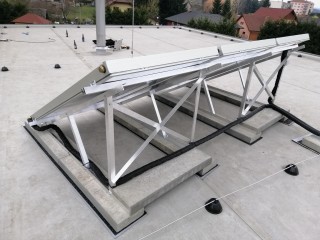 Konstrukce na rovné střeše pro solární kolektory