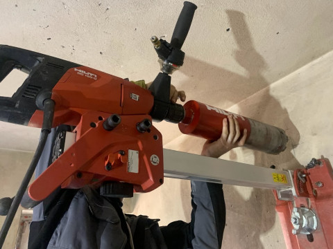 Osazení vrtáku stroje