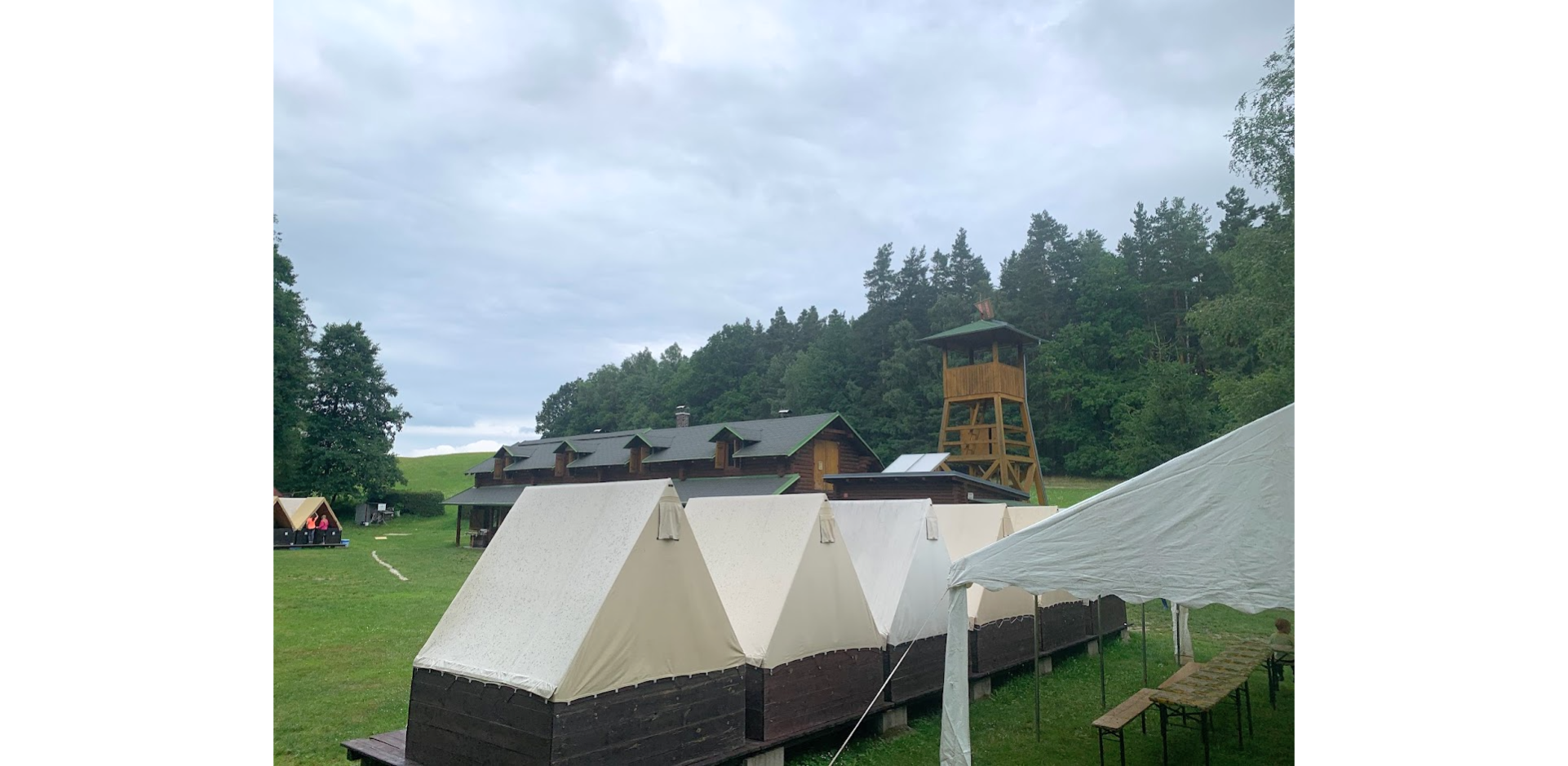 solární kolektory na střeše umývárny