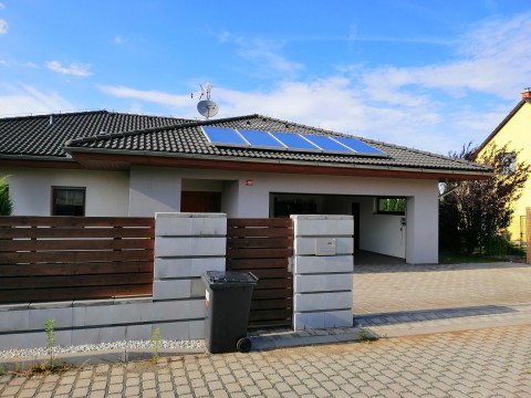 Škvorec: solární ohřev TUV a přitápění