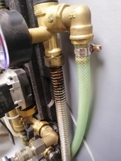 Unikající kapalina u expanzní nádrže