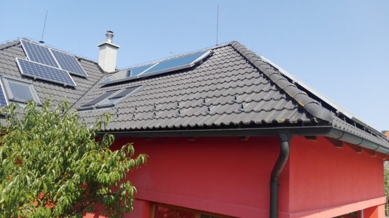 Střecha s solárními panely a kolektory