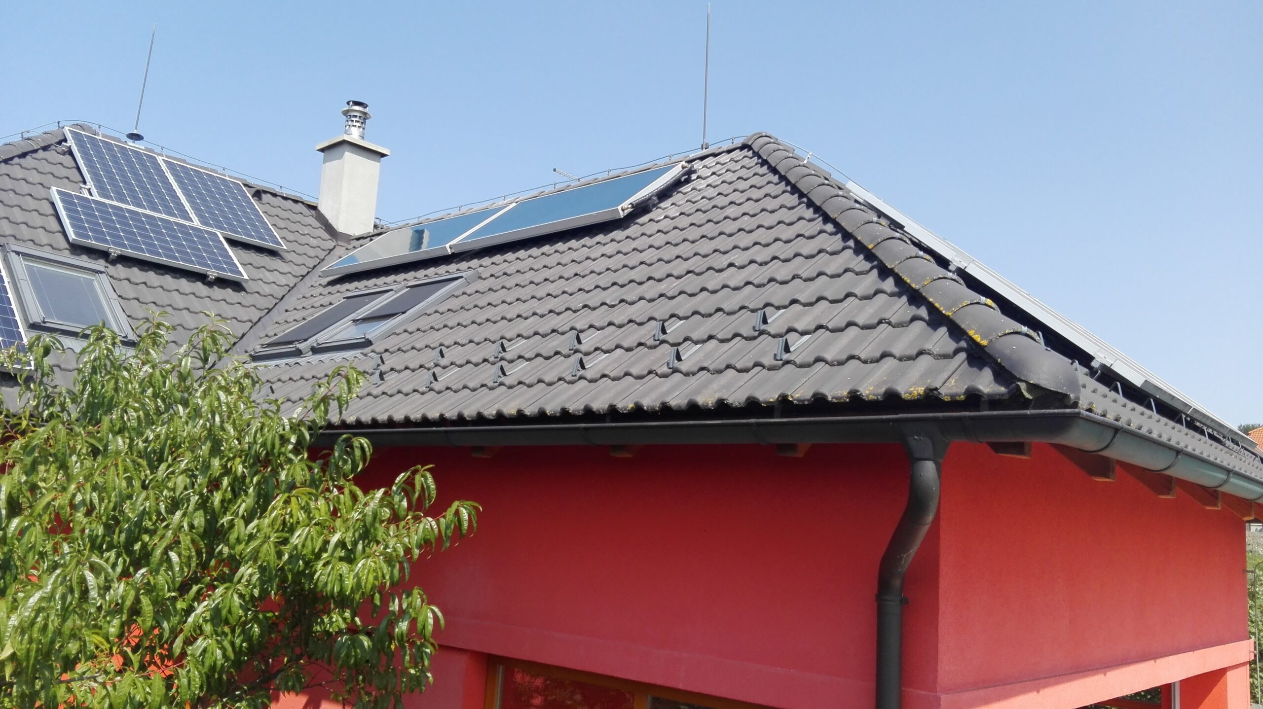 Střecha s solárními panely a kolektory