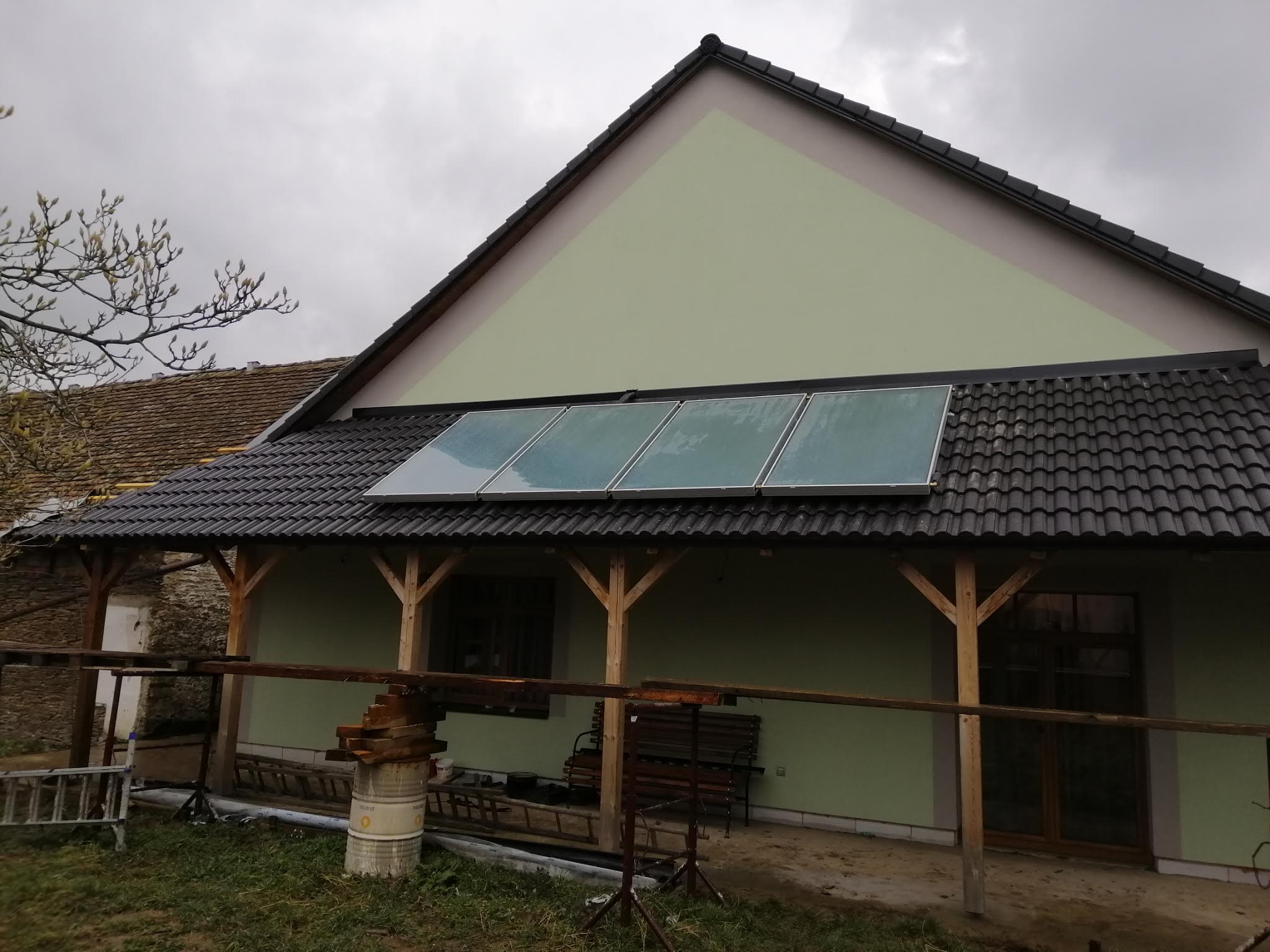 Dům s solárními panely na střeše k ohřevu vody a přitápění | Solární systémy Kocián