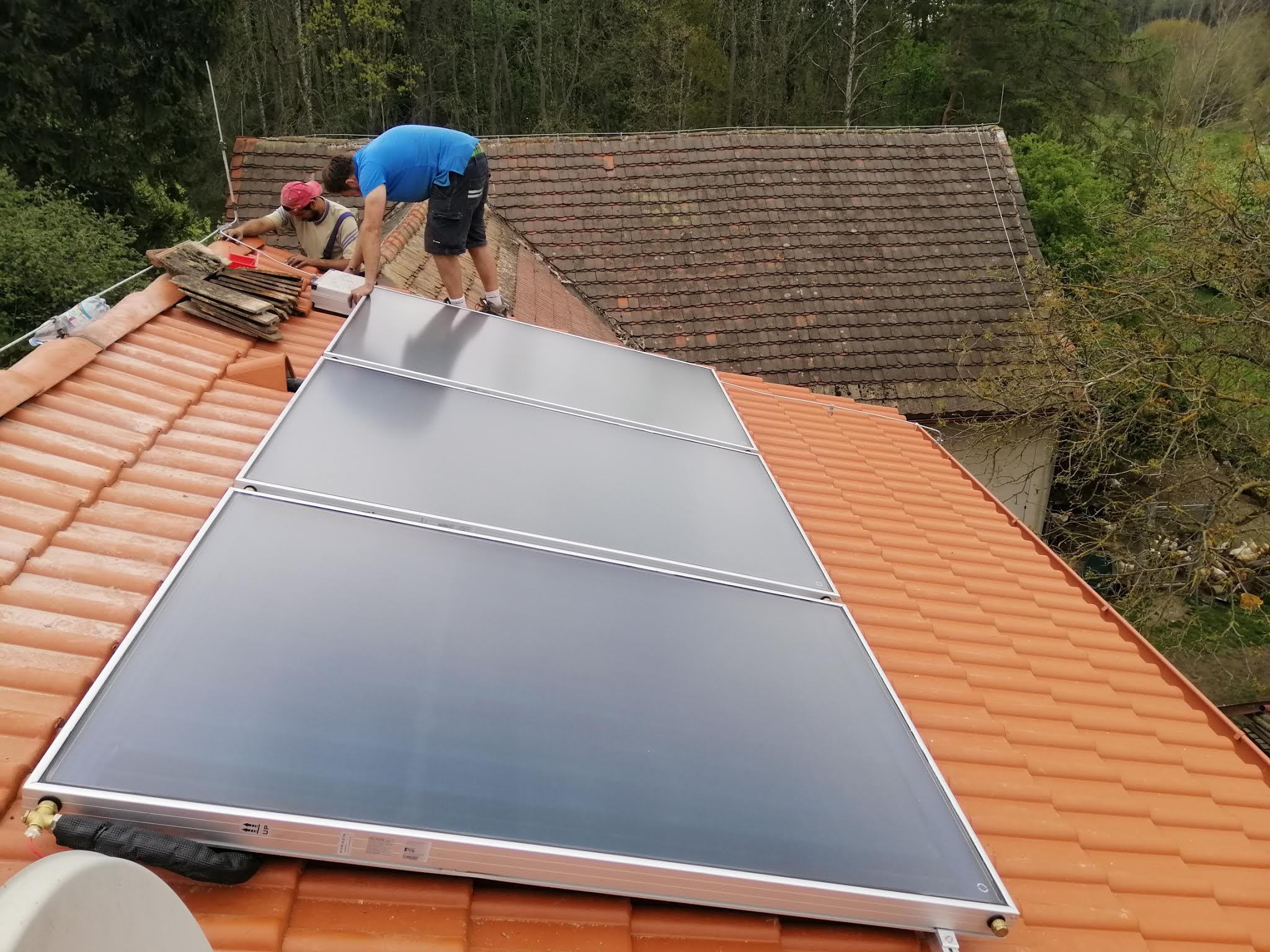 Jak na solární ohřev vody svépomocí? Nijak 1 Instalace solárních panelů na střeše svépomocí