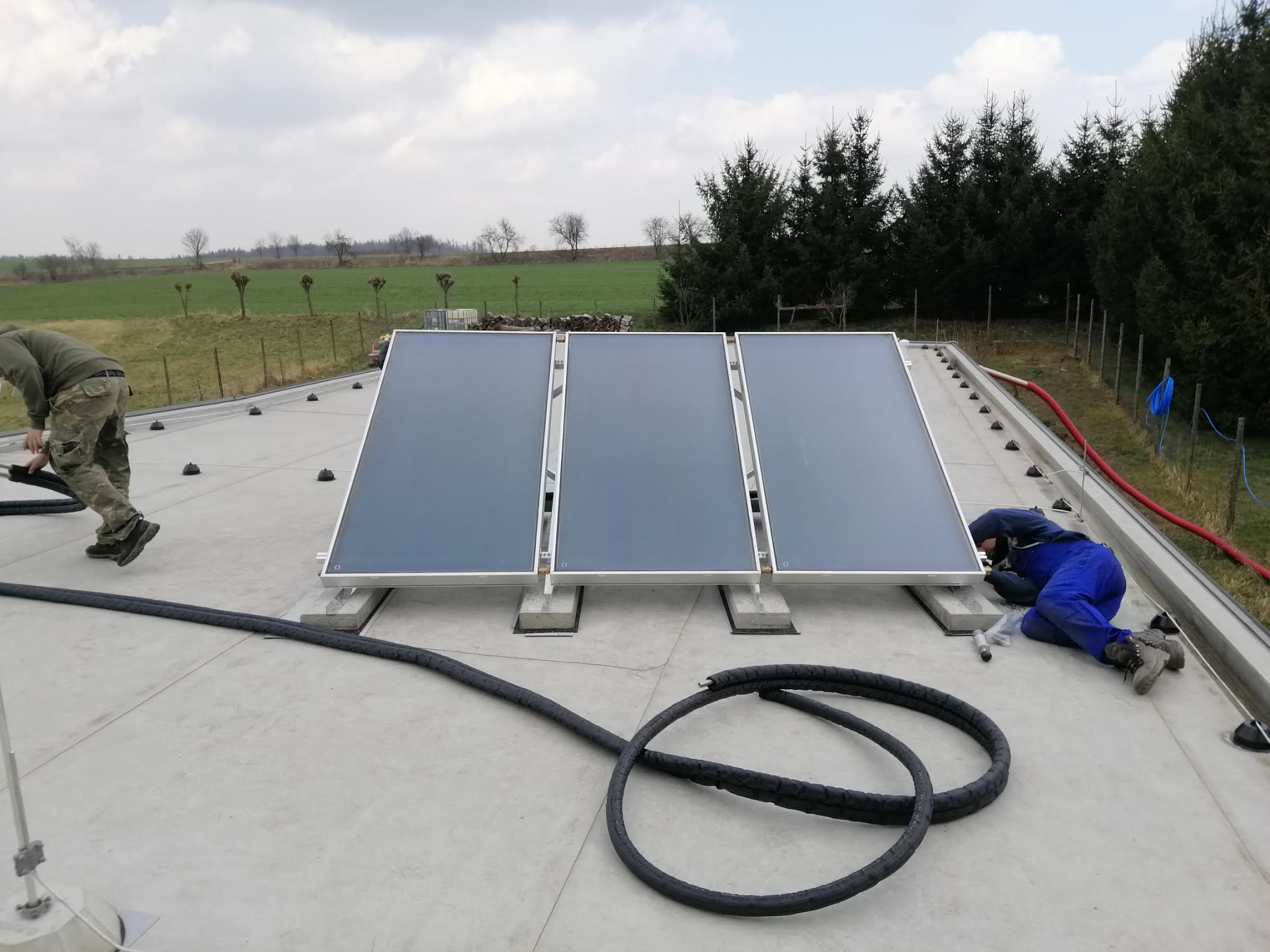 Montáž solárních panelů na rovné střeše