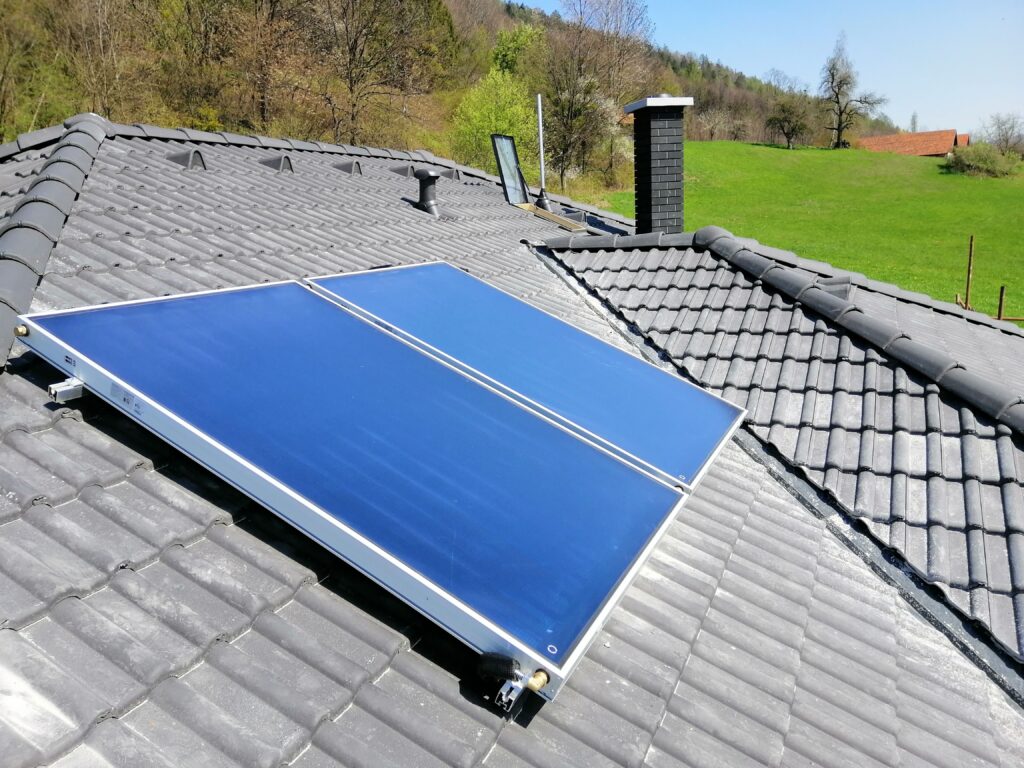 Solární panely na střeše domu.