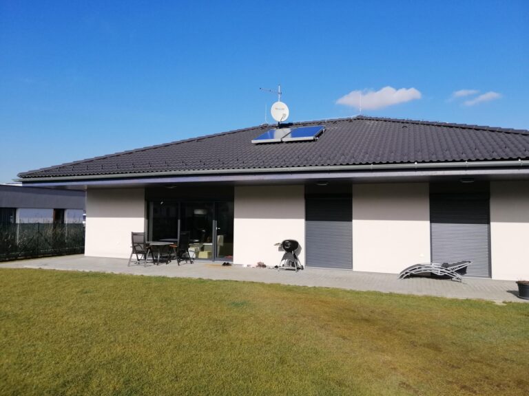 Dům se solárními kolektory na ohřev vody