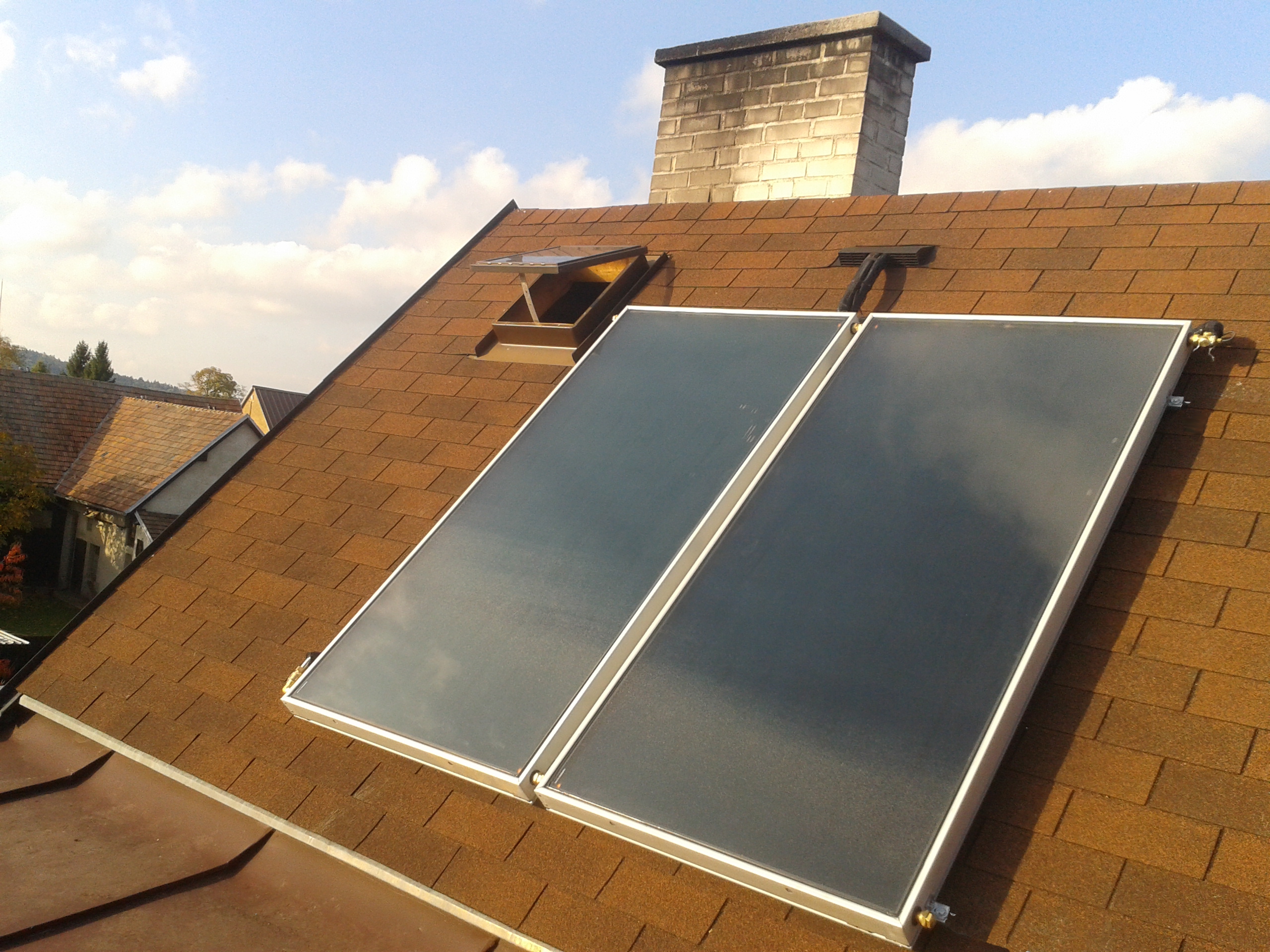 Solární kolektory na střeše domu.