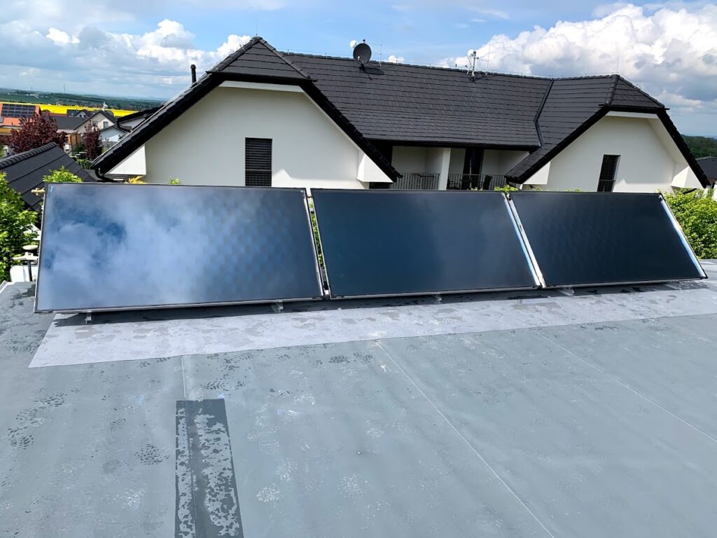 Solární panely na střeše budovy.