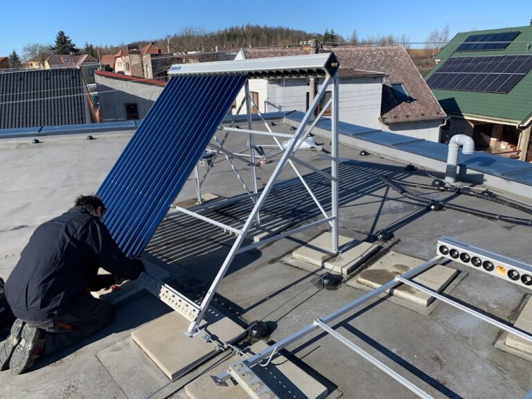 Demontáž vakuového solárního systému na střeše.