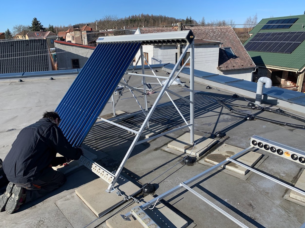 Demontáž vakuového solárního systému na střeše.