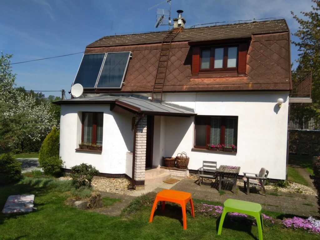 Dům se zahradou a slunečními panely