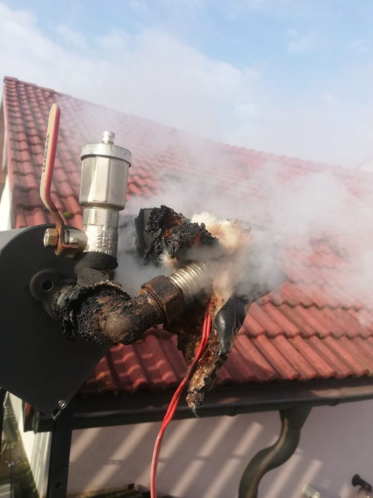 Kouř a poškozené solární zařízení